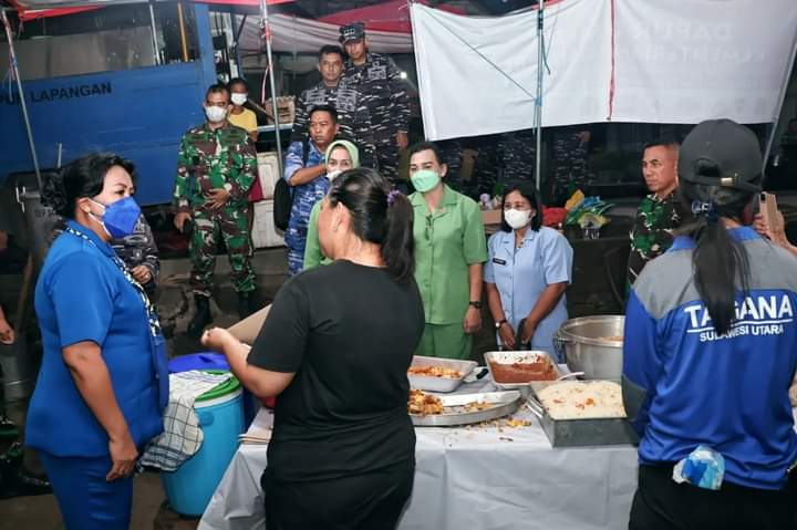 Danlantamal Vlll Manado bersama rombongan lakukan peninjauan di Posko Pengungsian di Tagulandang.