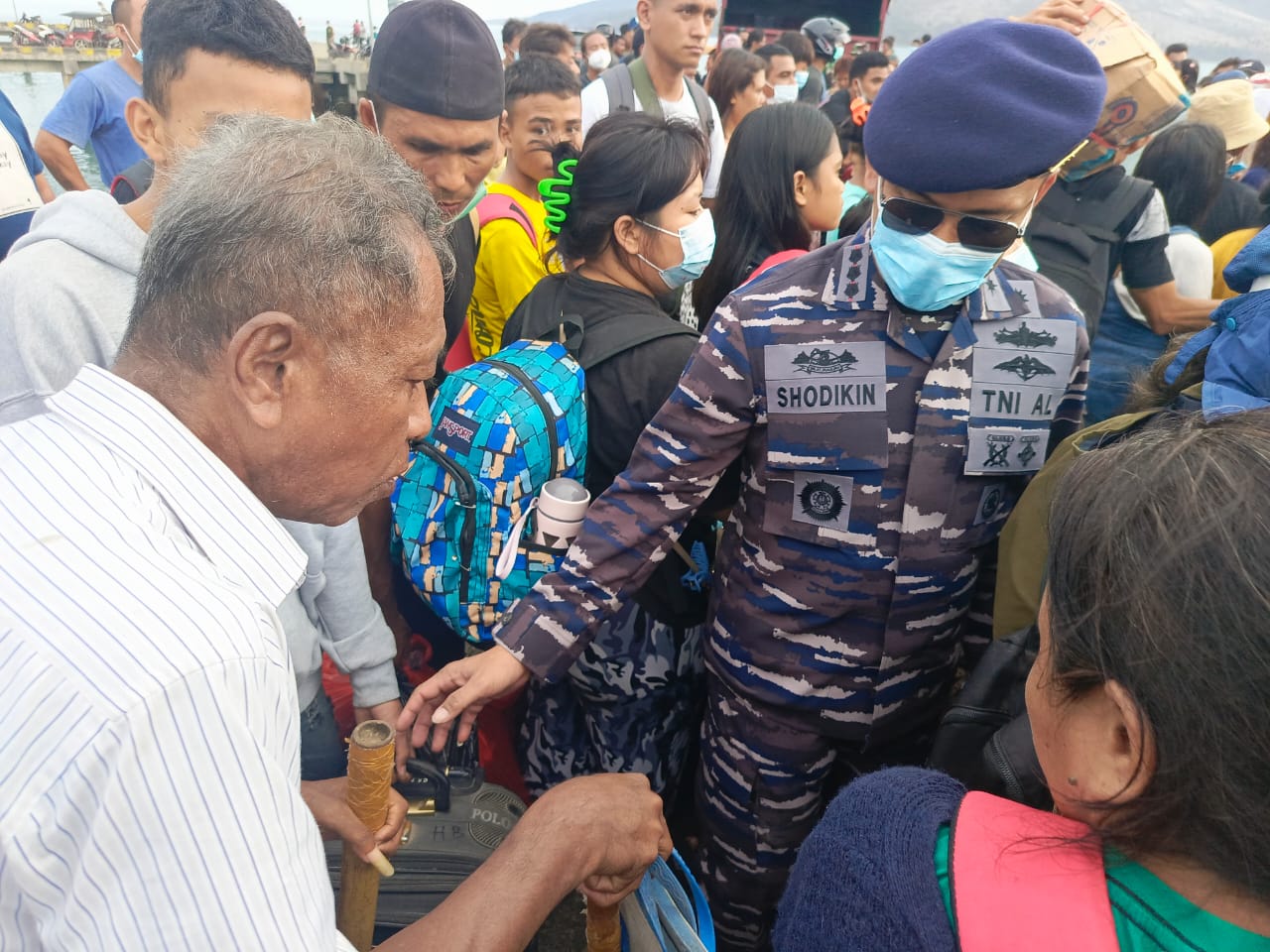 Dansantrol Lantamal Vlll Manado kolonel Laut (P) Shodikin Membantu warga dalam evakuasi korban Erupsi Gunung Ruang di Tagulandang.