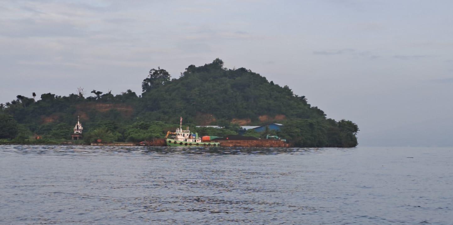 Kapal tongkang berada di perairan Selat Lembeh.