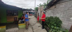 Wakil Ketua DPRD Kota Bitung Komisi lll Beno Oktavianus Mamentun Bersama Dua Personil PLN ULP Bitung Berada di lokasi musibah angin puting beliung.