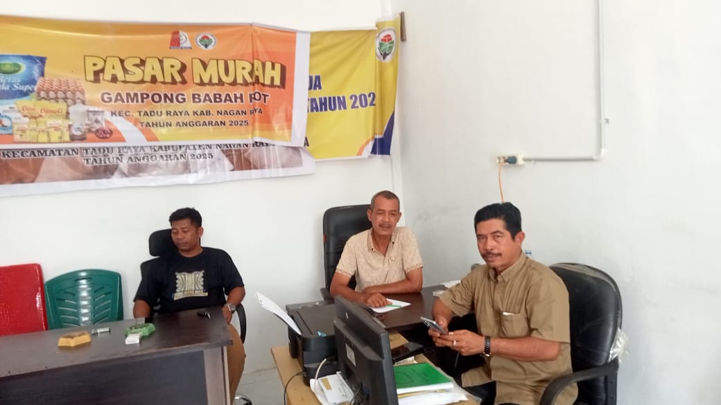 Ket foto : ketua KMP Ali Hastimi (no 1 Kanan), Keuchik Amran Nur Tengah, saat dikonfirmasi di Kantor Keuchik Babah Roet,Rabu (25/06/2025).